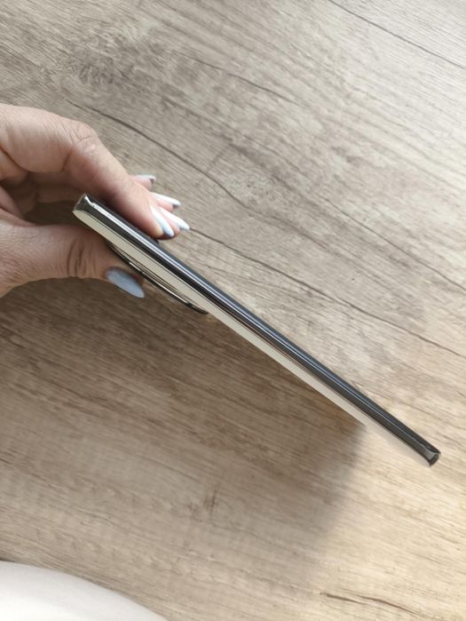 Telefon Realme 12 pro + 512GB złoty/beżowy, nadpęknieta szybka