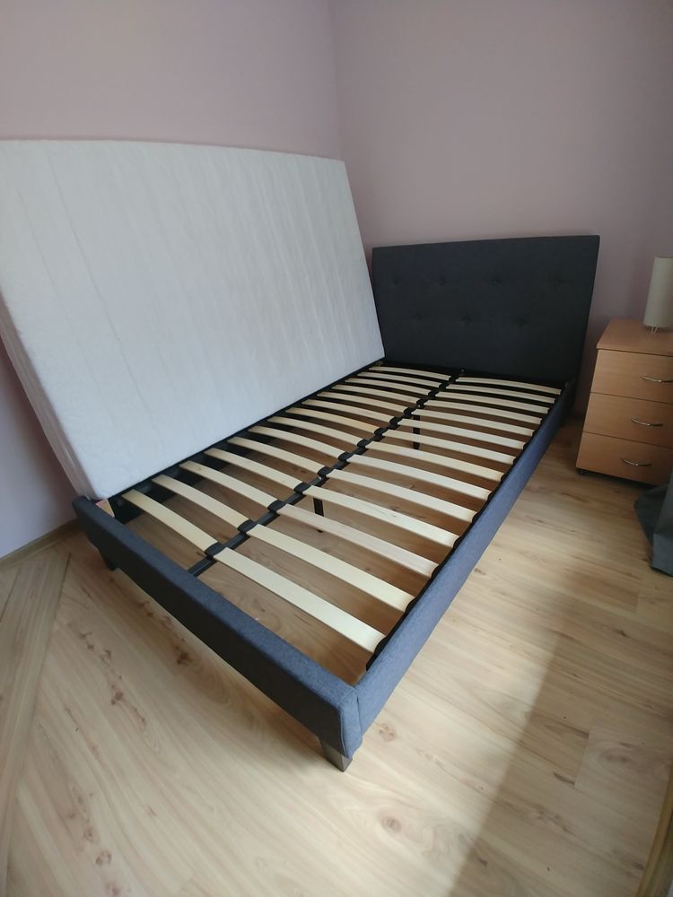 Łóżko 210cm x 125cm z materacem, w bardzo dobrym stanie