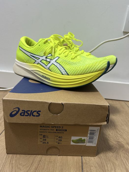 Buty z karbonem Asics Magic Speed