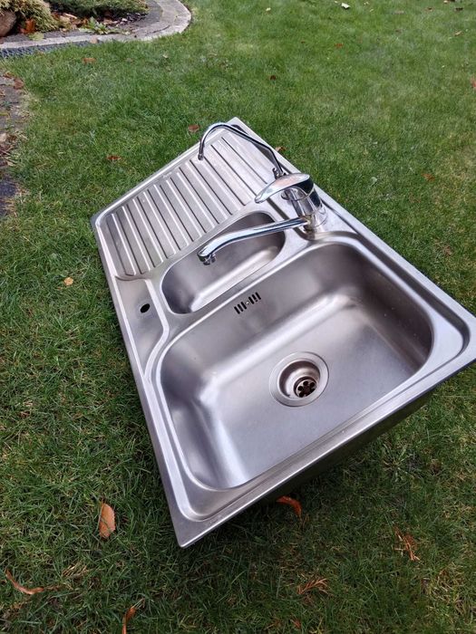 Zlewozmywak ze stali nierdzewnej z ociekaczem