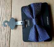 Nowa muszka, Carry