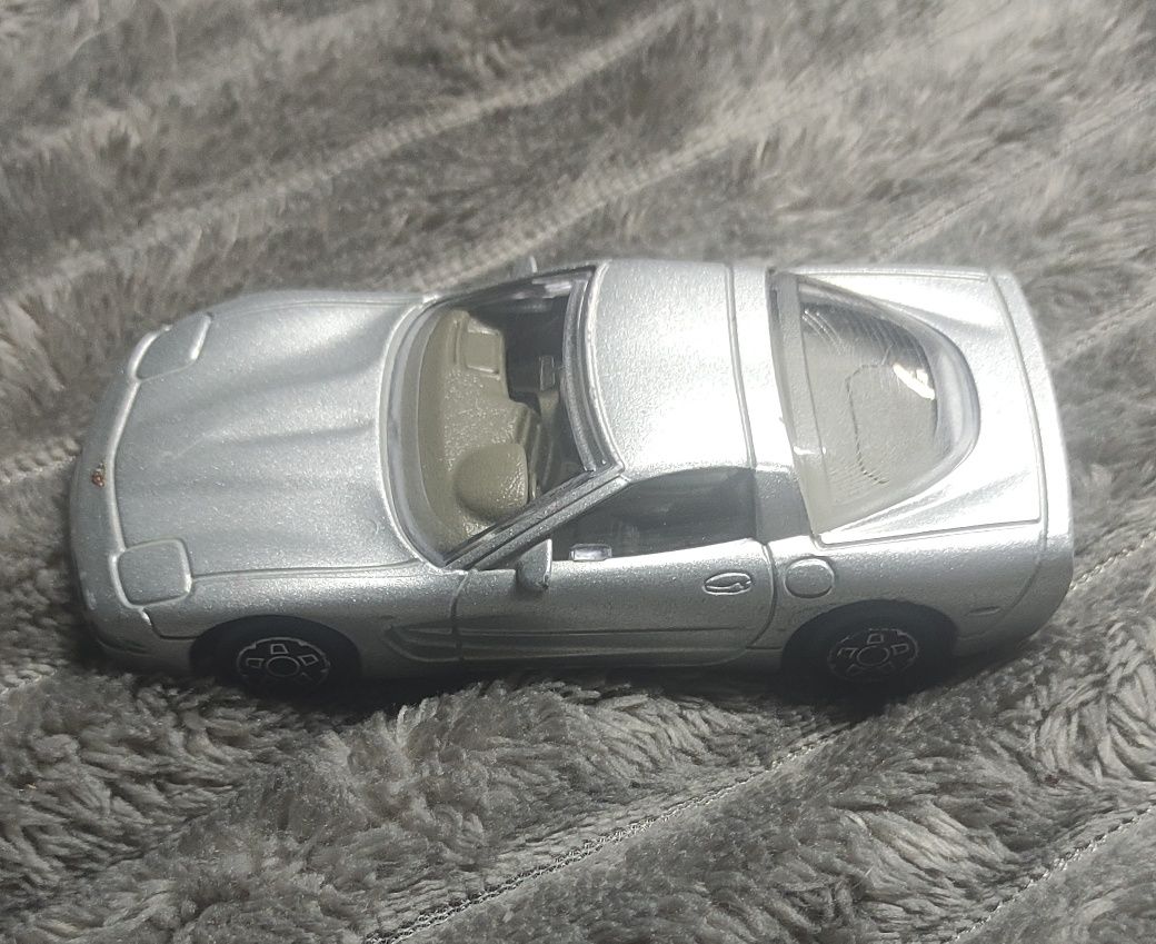 Машинка колекційна Burago 1/43 Chevrolet Corvette Italy