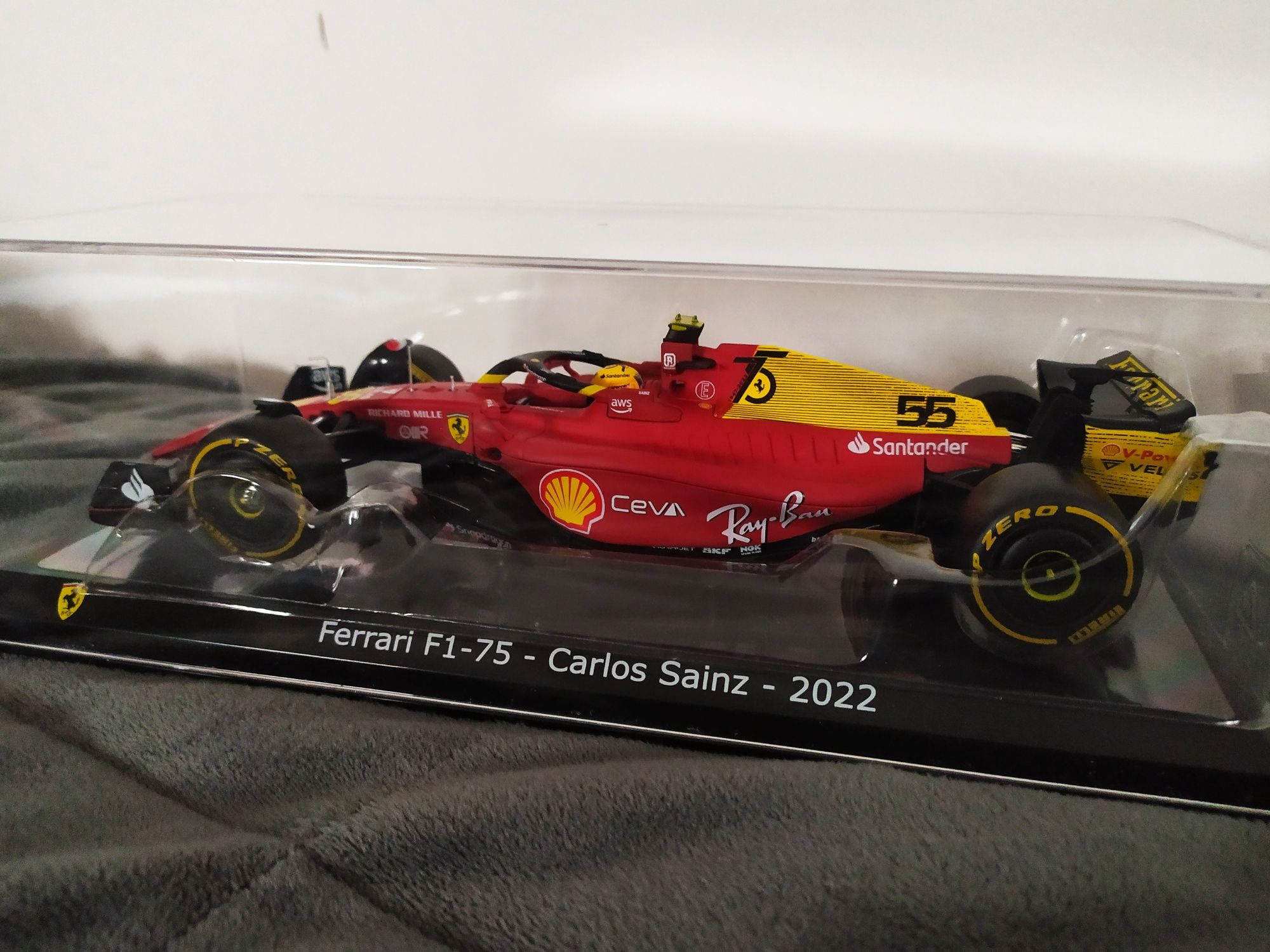 F1-75 model C. Sainz #55 bolid anniversary 75th 1:24 kolekcjonerski