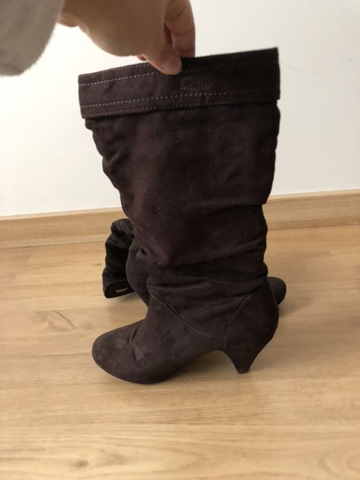 Botas altas de cor castanha