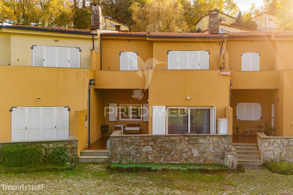 Andar moradia T1 localizado num condomínio com piscina