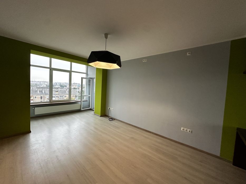 Продається простора 2-кімнатна квартира з коморою біля центру міста!