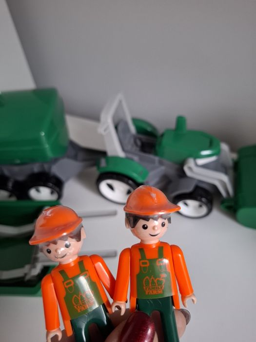 Zestaw traktor, cysterna, wywrotka, koparka, widlak