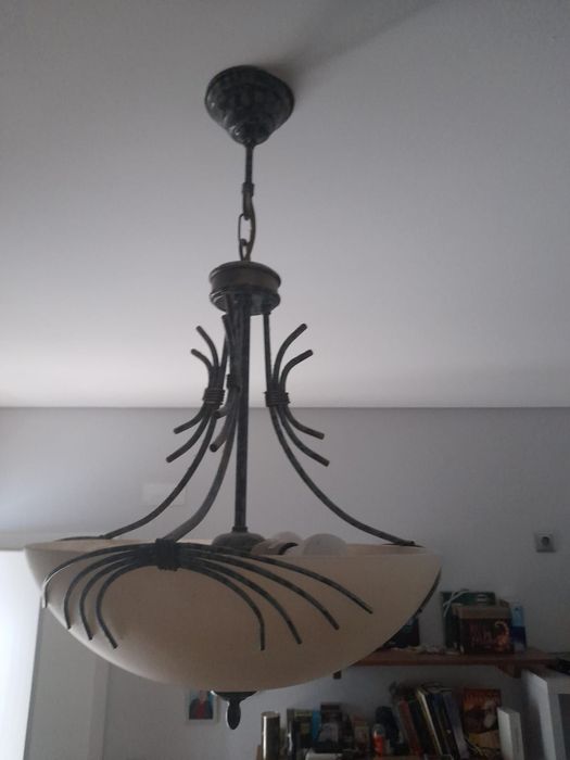 Ilumine seu Quarto com Estilo! Candeeiro em Ótimo Estado à Venda!