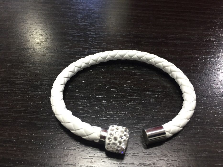 Pulseira Tipo Pele com Brilhantes Nova