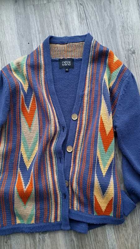 Niebieski sweter z paskiem w stylu vintage skandynawski wzór