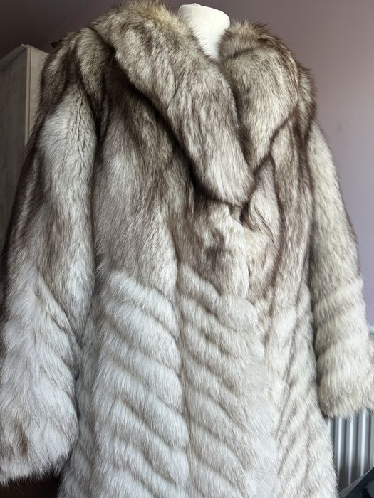 długie luksusowe futro z lisa srebrno białe naturalne futerko
