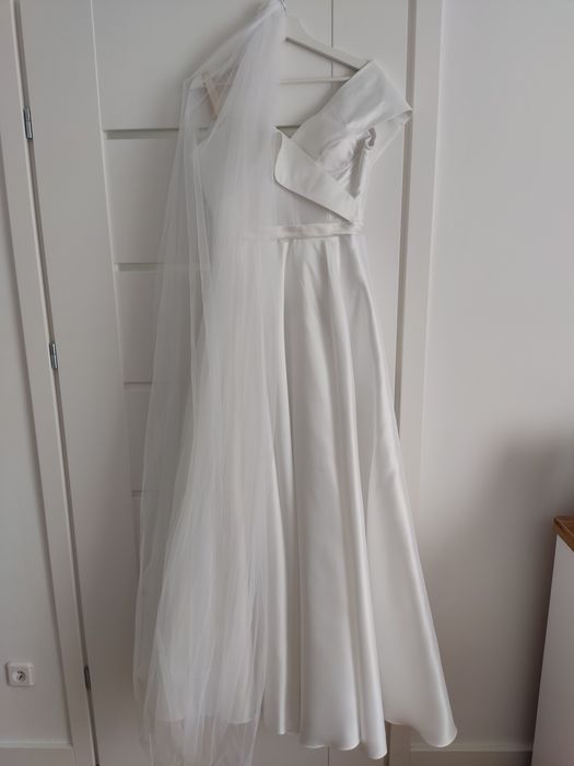 Suknia ślubna minimalistyczna tren panna młoda elegancka Pardyka