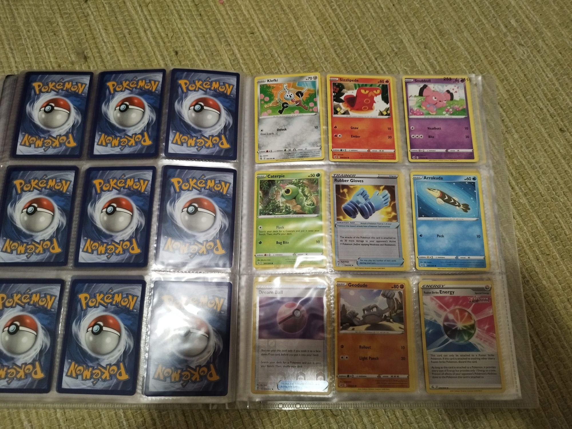 Dossier / Binder com 400 cartas Pokémon