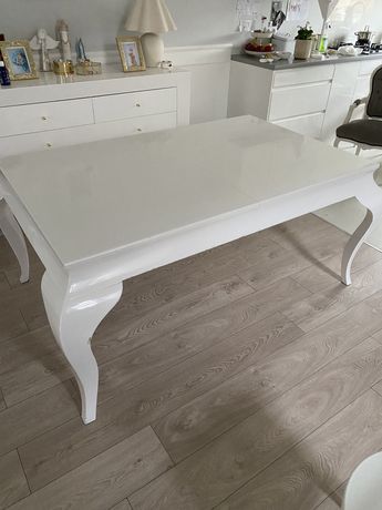 Stół biały drewniany .