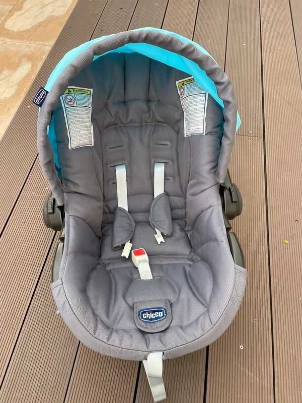 Ovo de bebé com suporte para carro da marca Chicco