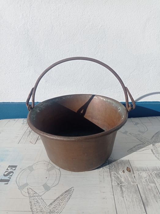 Caldeiro de cobre e asa de ferro