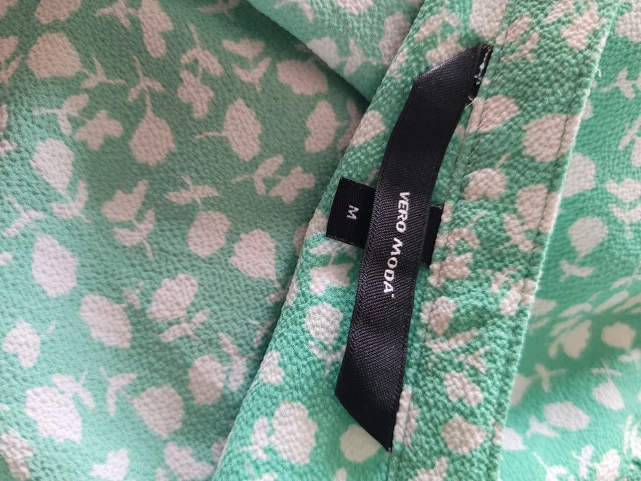 Zielona sukienka koszulowa oversize kwiaty Vero Moda