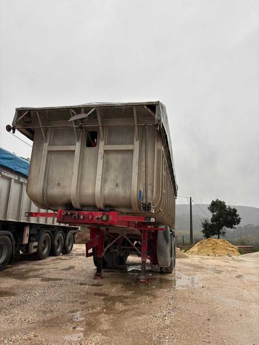 Semi-Reboque de Marca Montenegro