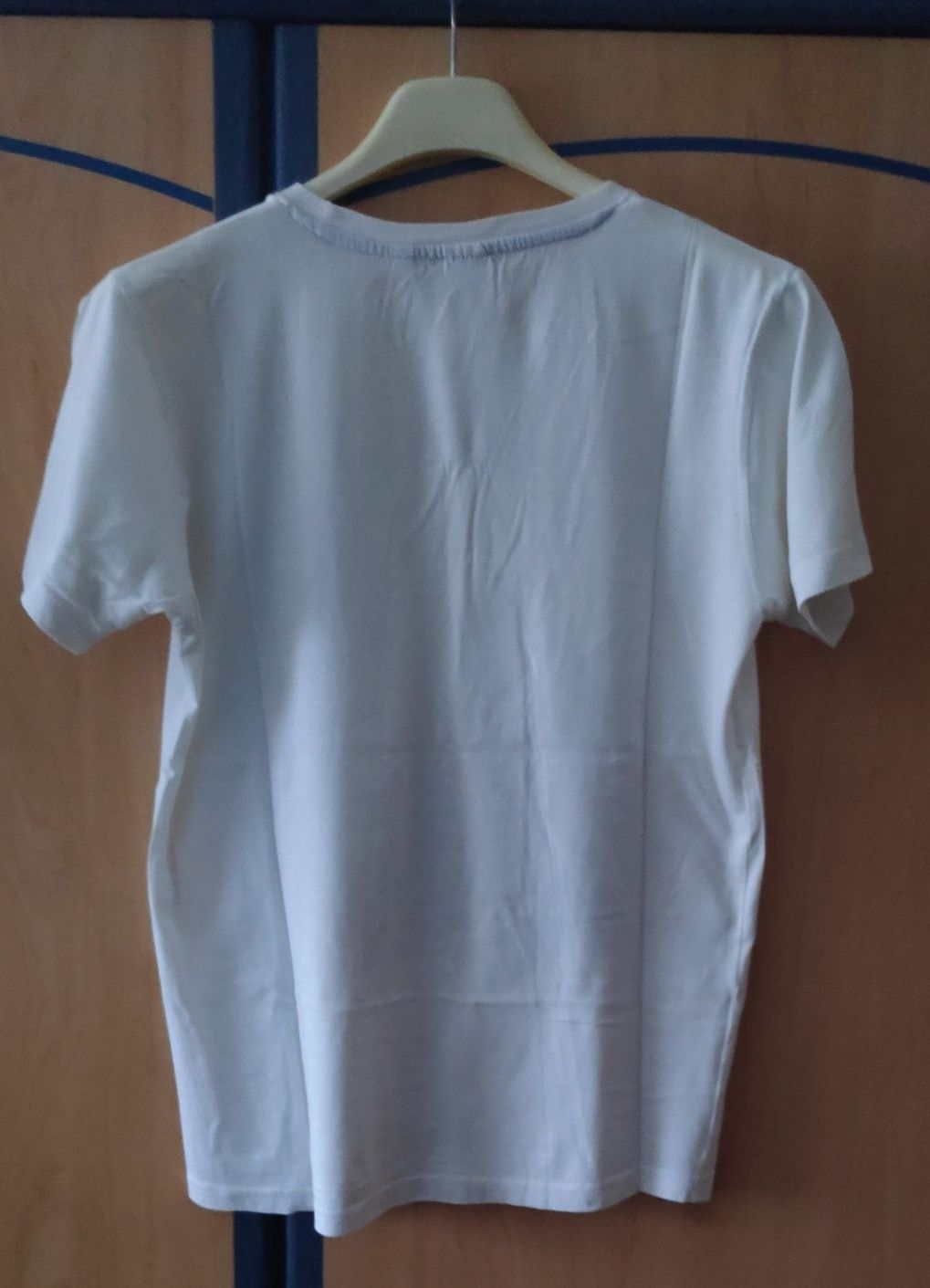 T-shirt com desenho surfista