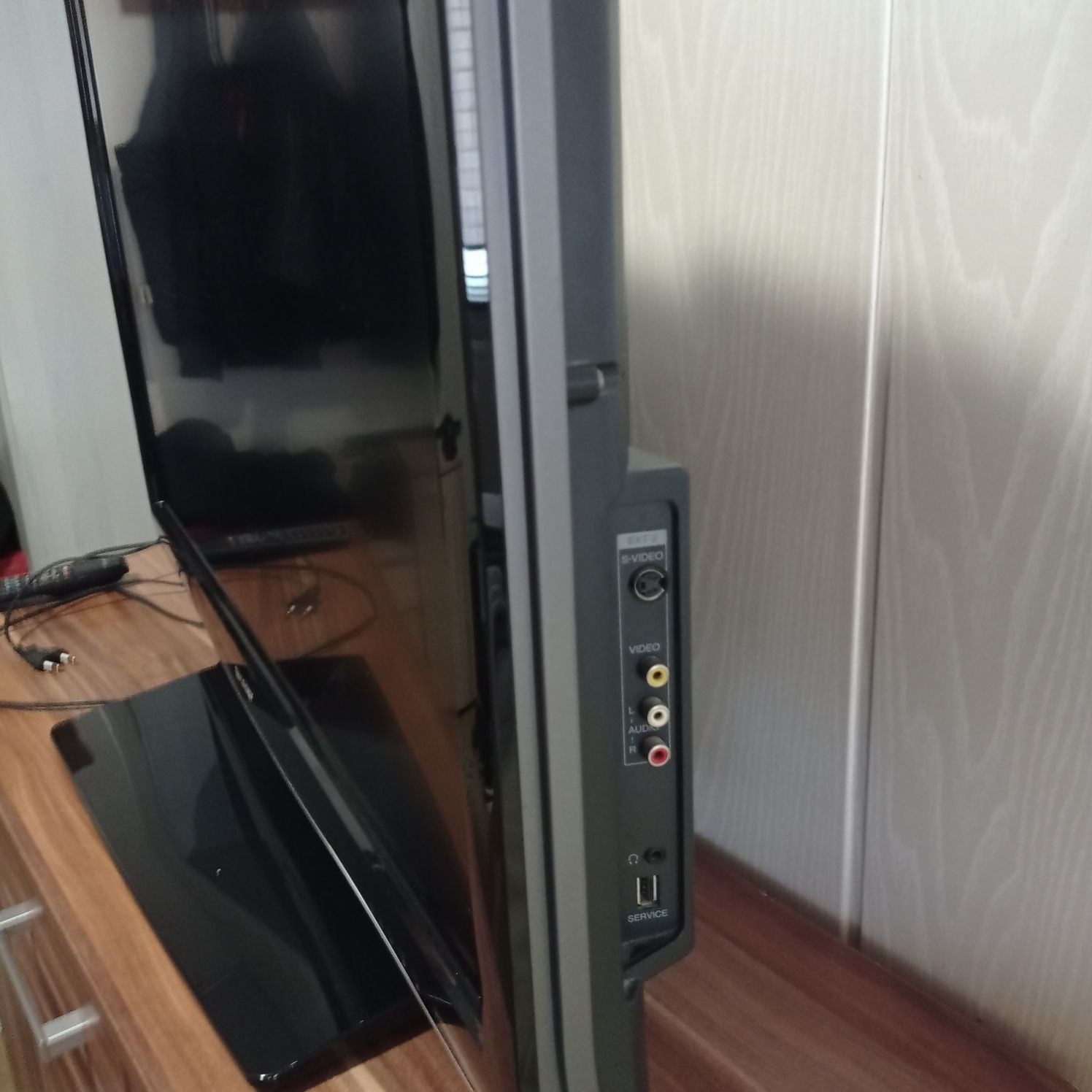 Telewizor Sharp model 37DH65E
