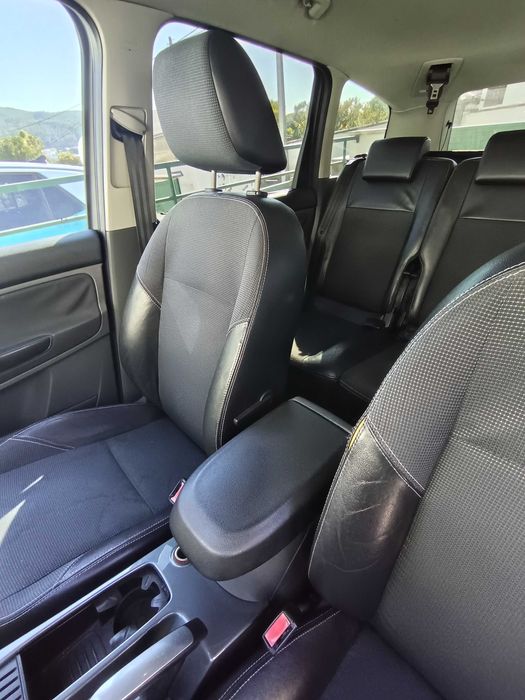 Carrinha Ford C-max muito bem estimada