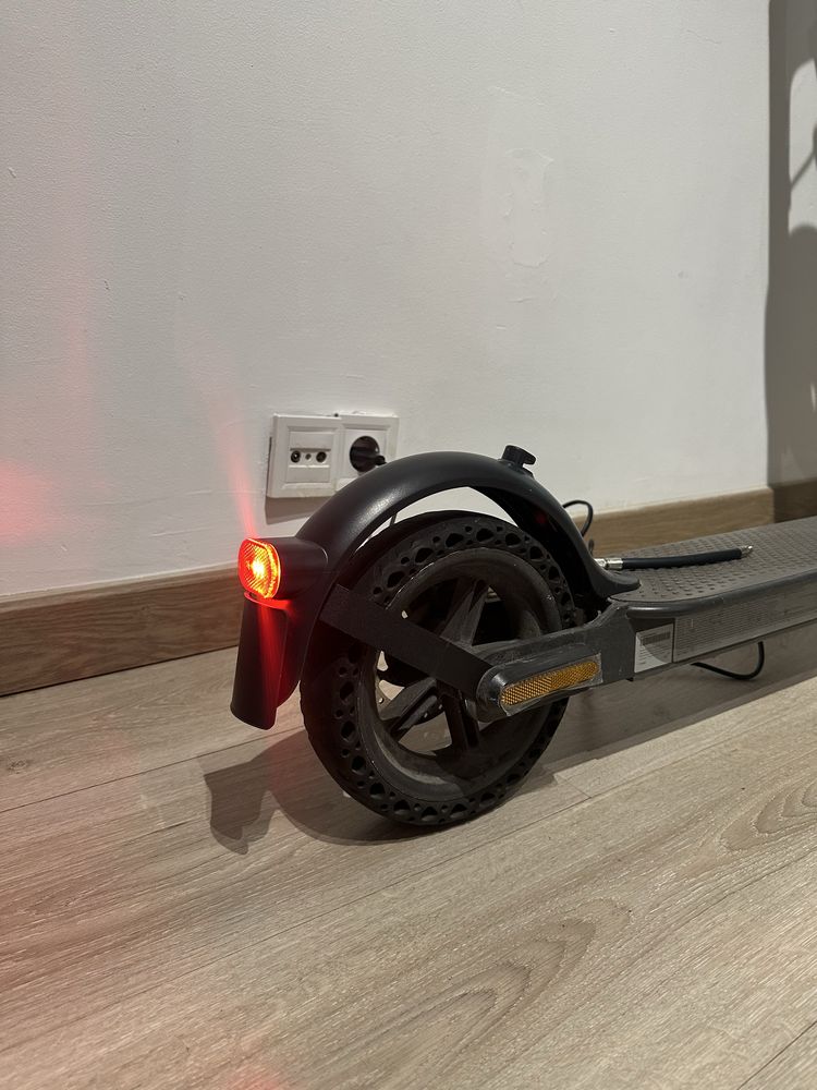 Mi Electric Scooter Essential + Capacete