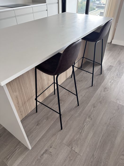 Cadeiras altas em pele castanha