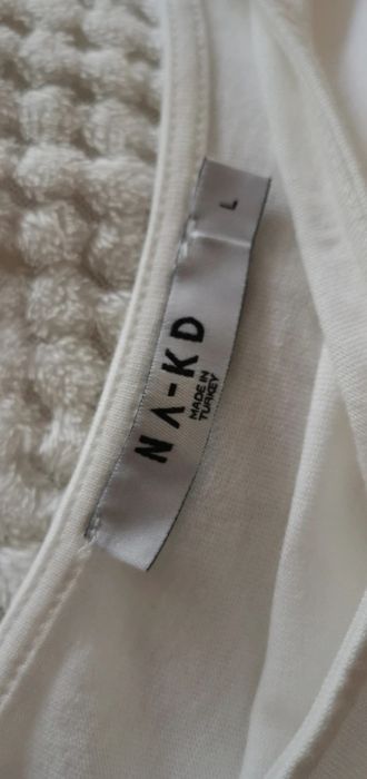 Biała sukienka marki NA-KD