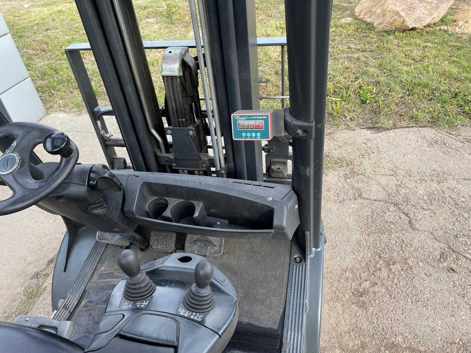 Wózek widłowy Linde H 25 T-02