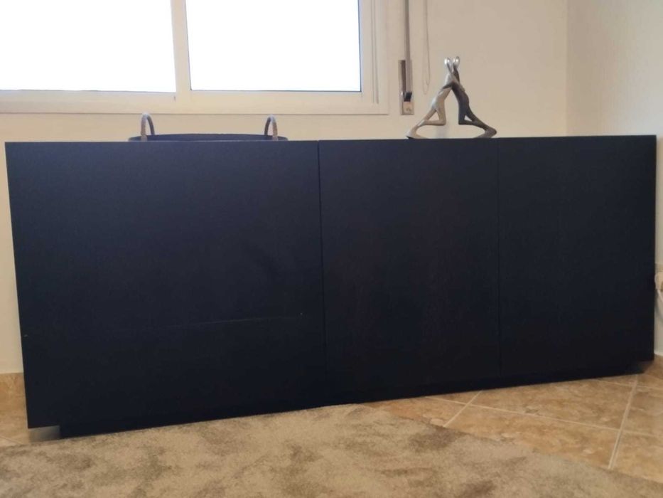 Aparador elegante e prático com organizador de talheres