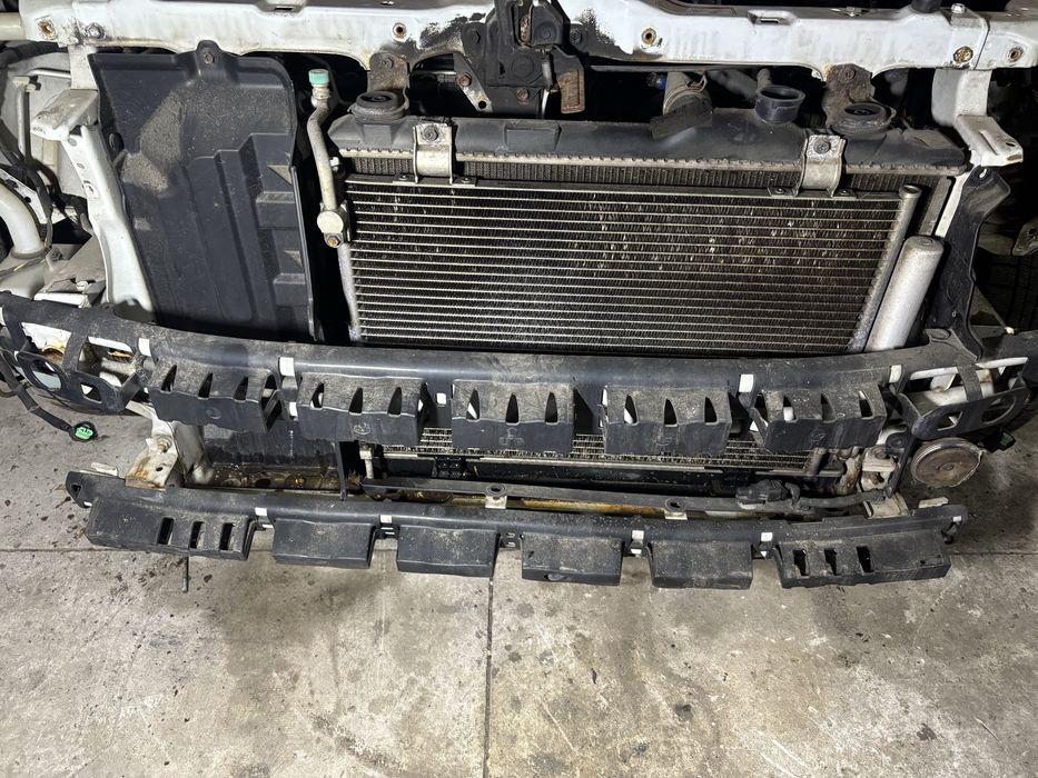 Pas przedni chłodnica Suzuki Swift Sport 1.6 IV MK6