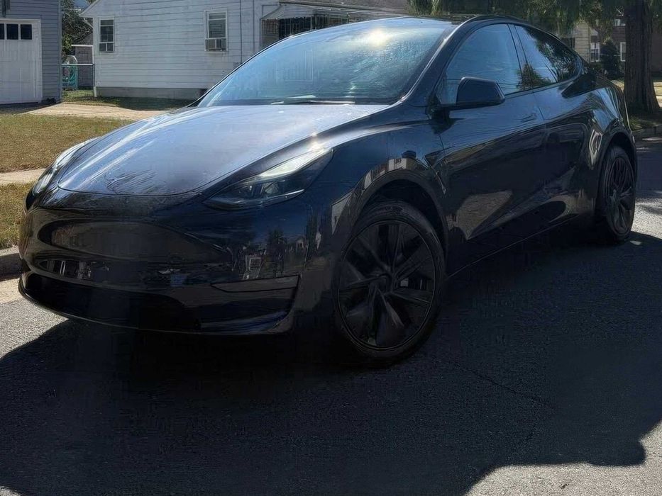 Tesla Model Y Long Range      2025