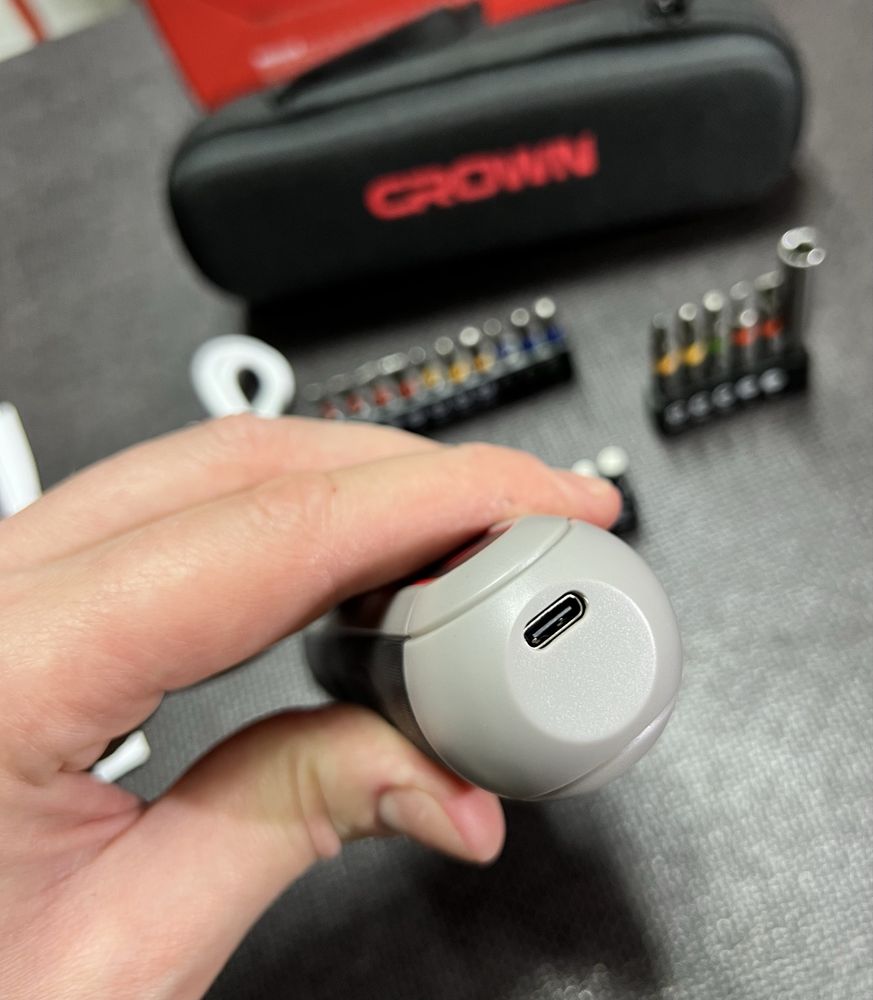 Новинка! Аккумуляторная отвертка викрутка CROWN CT22053TB Набор бит