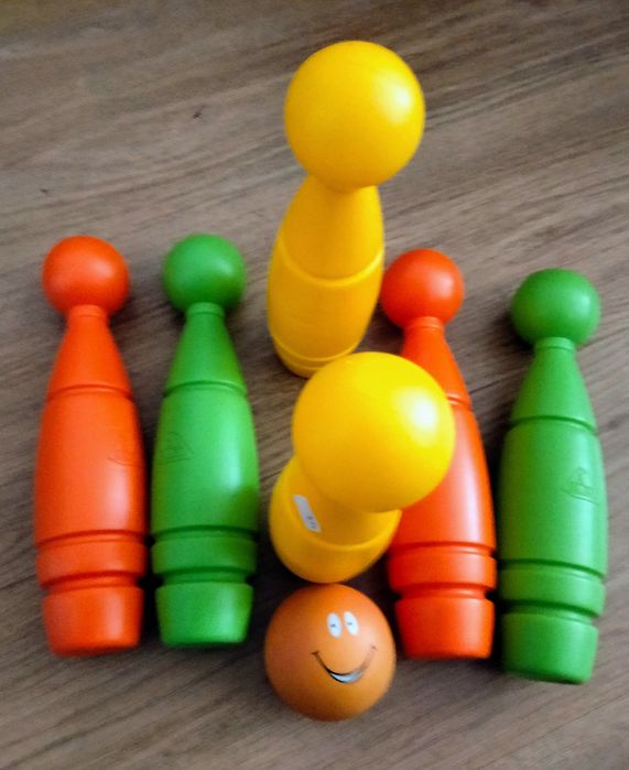 Peças da ELC-Early Learning Center  para jogarem bowling.