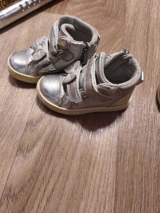 Демі кросовки і босоніжки