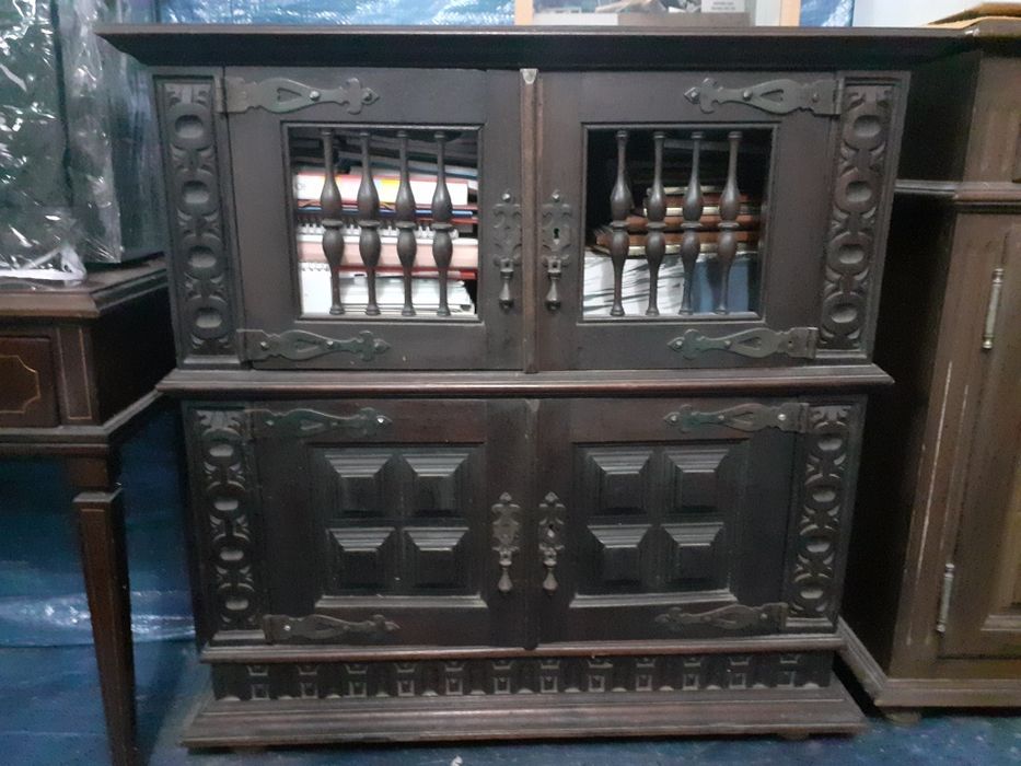 Móvel antigo em madeira trabalhado