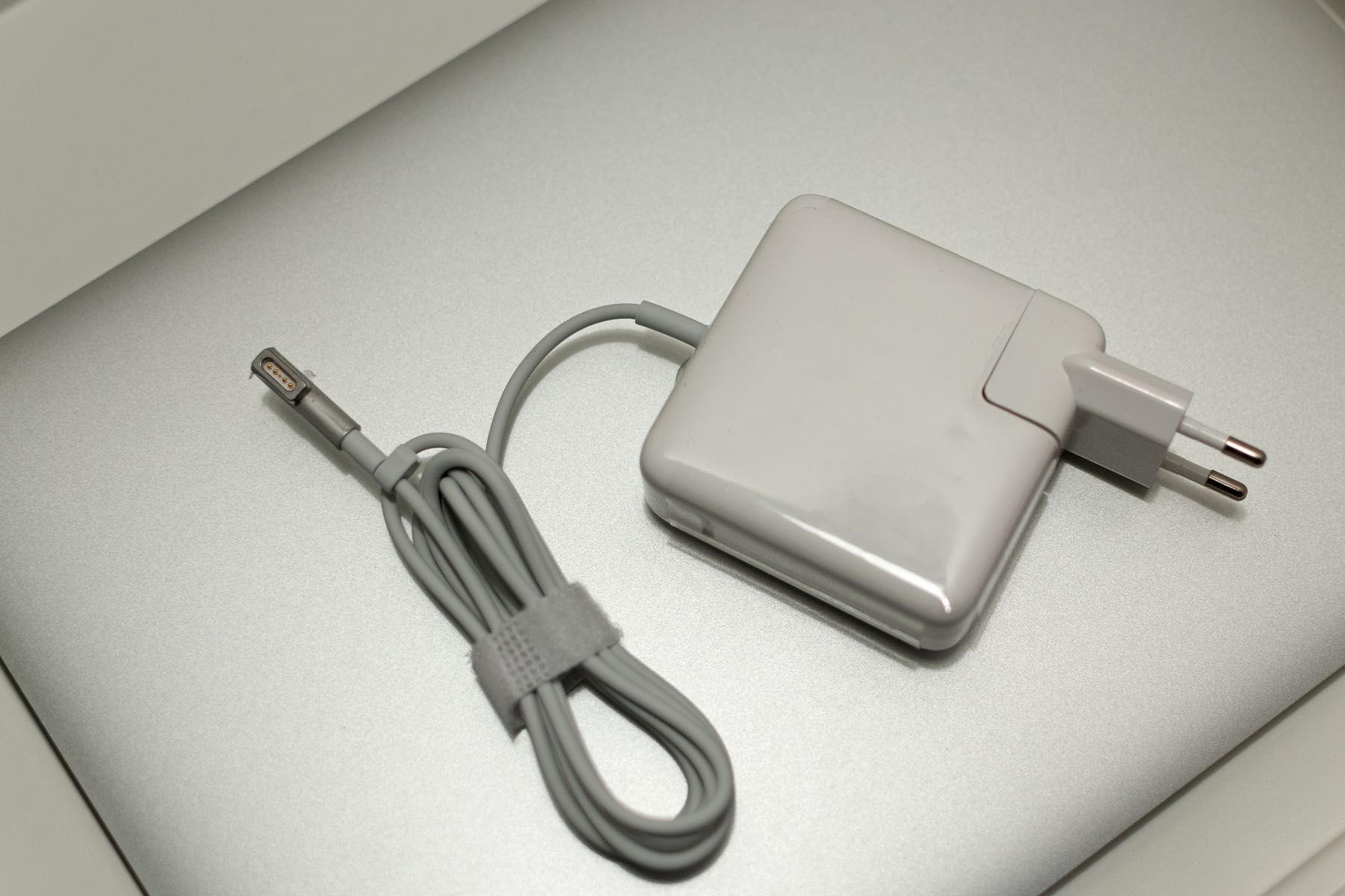 Apple MacBook Air A1369 (Avariado/Para Peças) + Fonte (Nova)