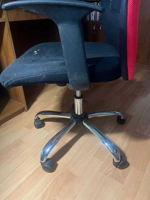 Крісло червоне чорне