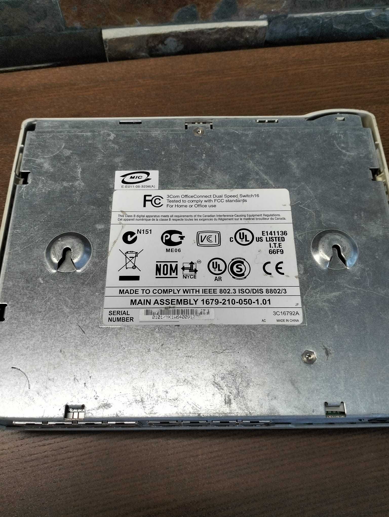Switch 3COM 3C16792A OfficeConnect Dual Speed 16 1 spalony port