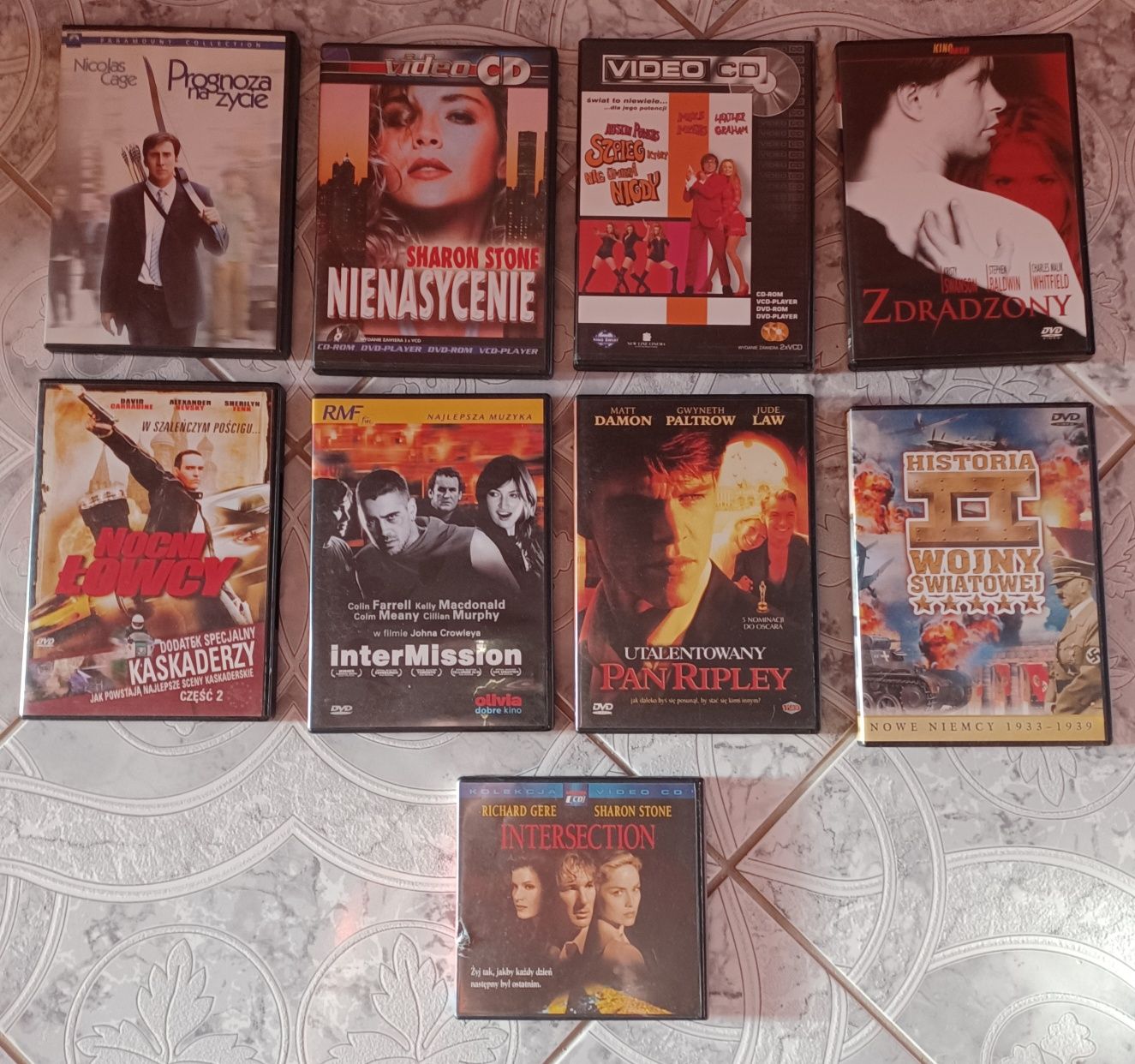Dziewięć płyt DVD.