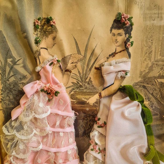 Quadro La Mode Illustrée – Paris, figuras em relevo com tecidos