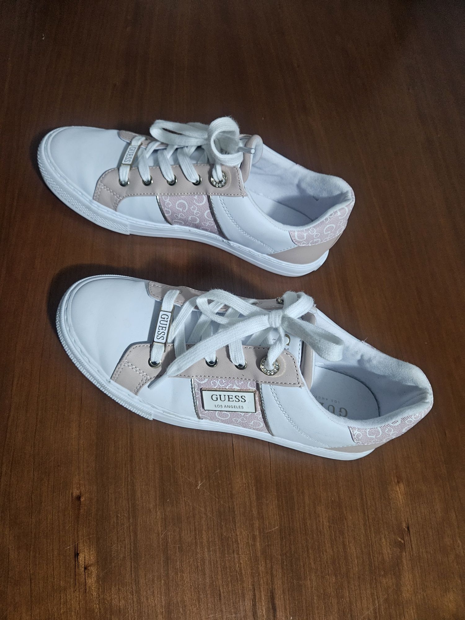 Tenis de marca Guess
