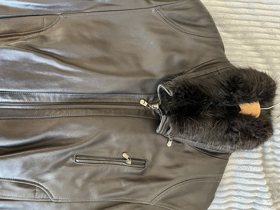 Курточка шкіряна, два в оній.