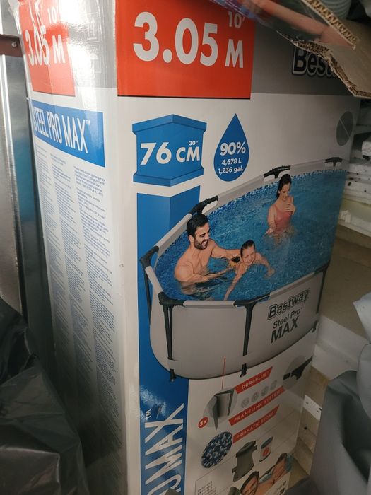 Basen stelażowy z wyposażeniem.