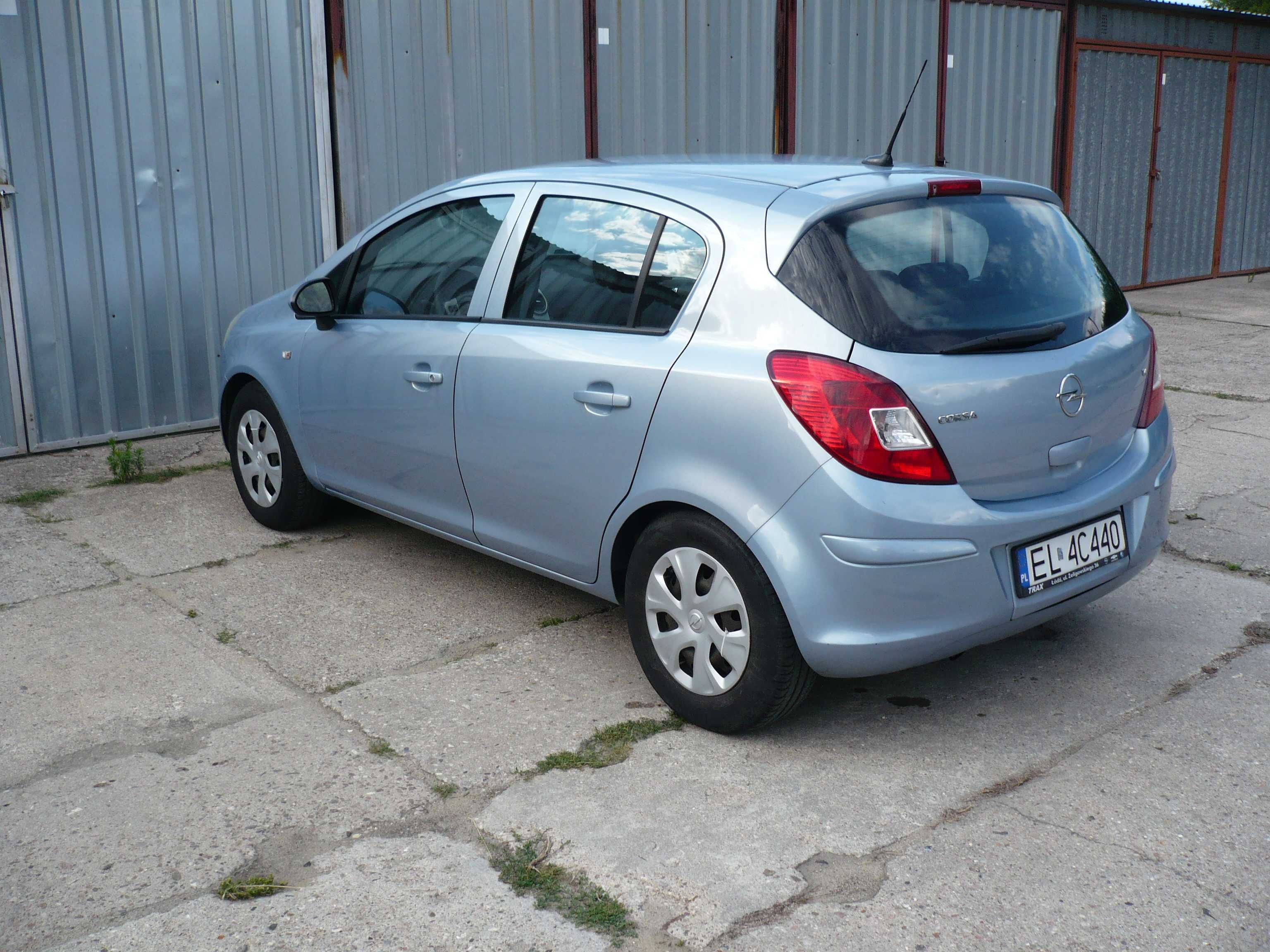 Opel Corsa D 1,4 z fabrycznym bagażnikiem na 2 rowery