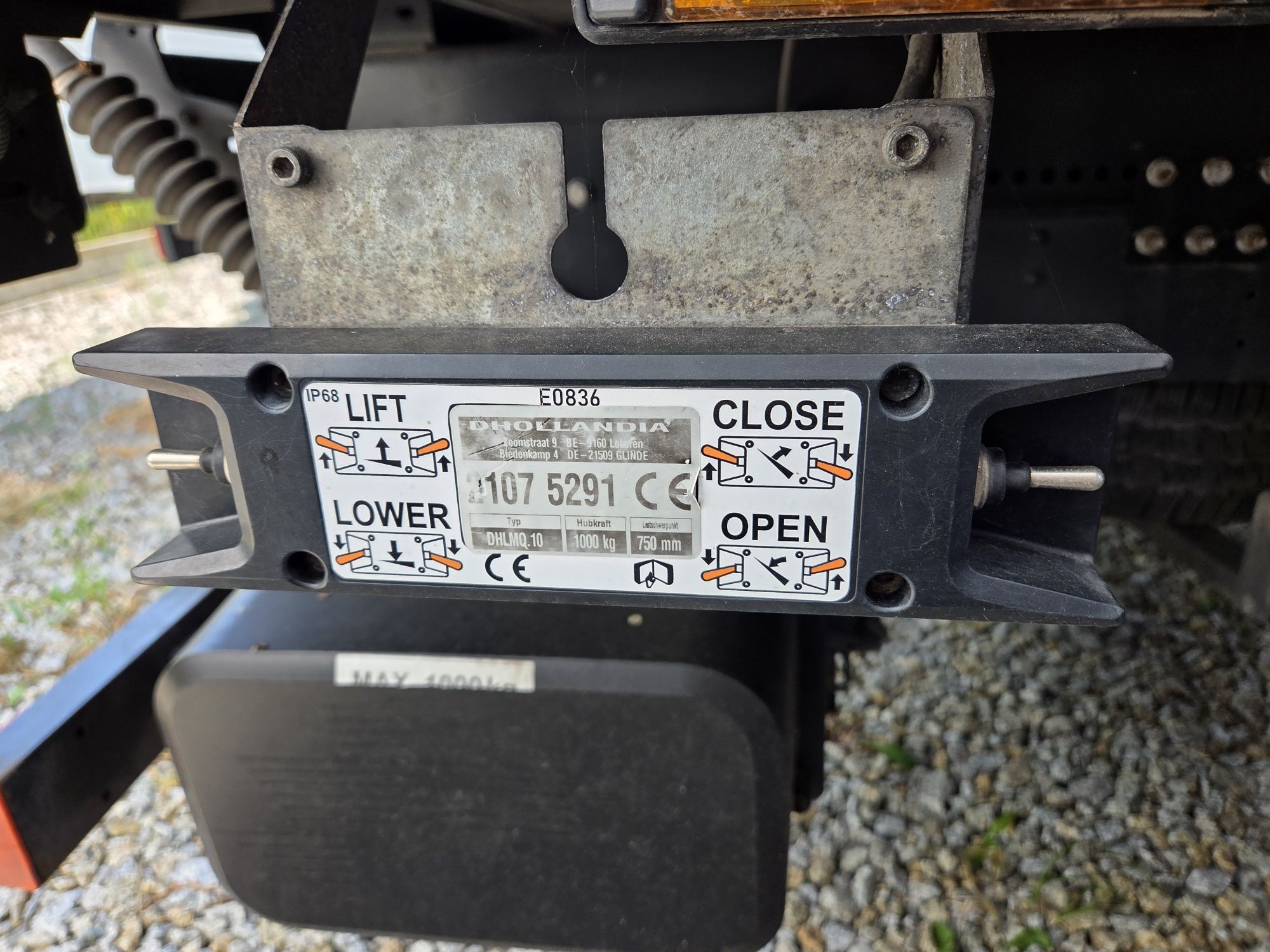 Kontener Saxas 2022r. z windą Dhollandia 1000kg  6.08x2.48x2.40 Iveco