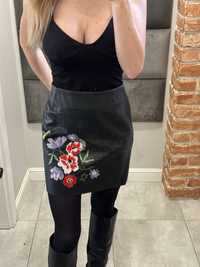 H&M czarna skórzana spódnica z haftem, rozm.36