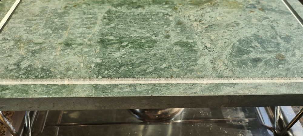 Pedra para grelhar carne na mesa. Ótimo para convívio.