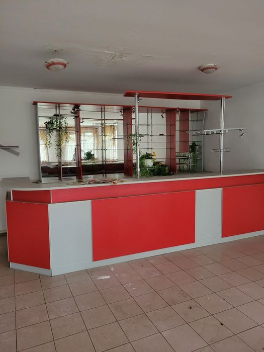 Продам барну стійку та вітрини і стелажі