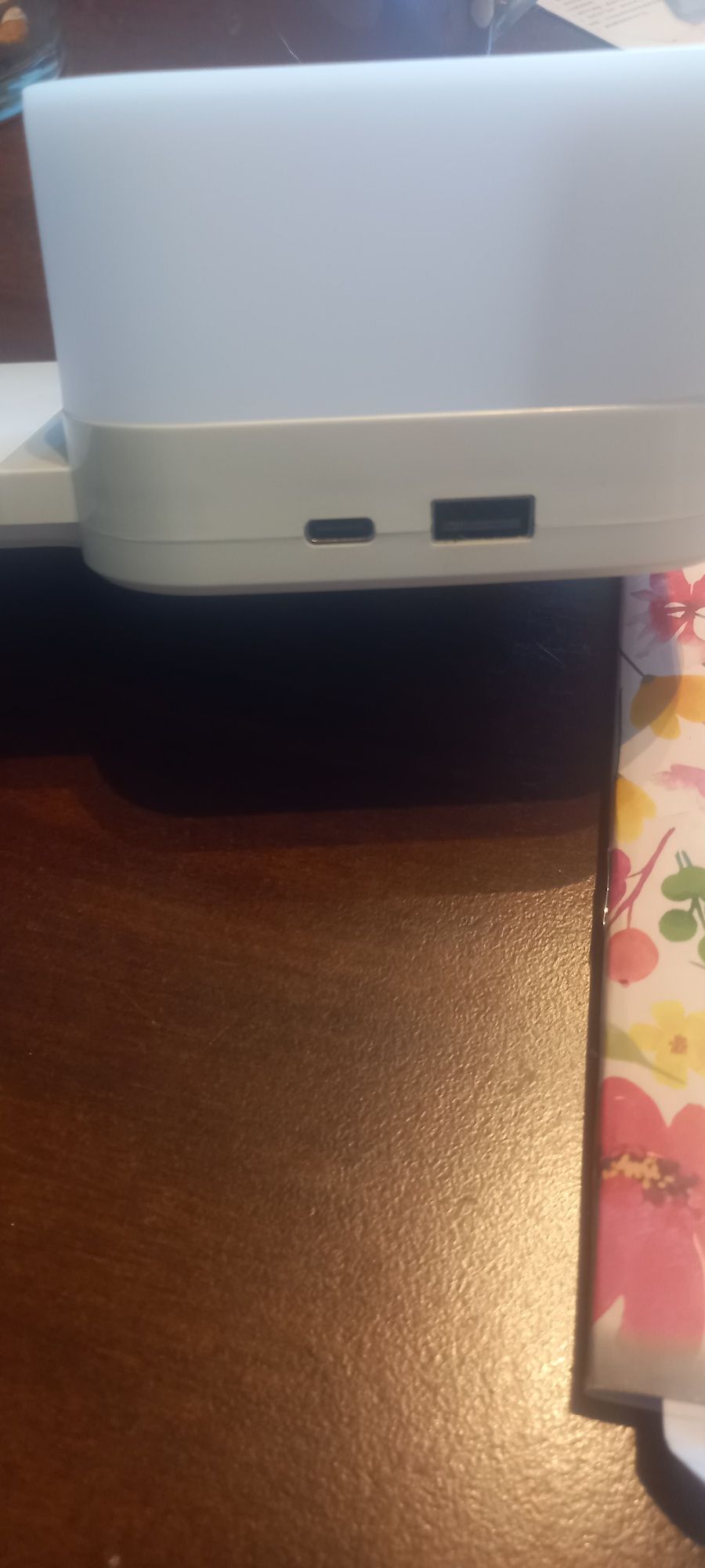 Nawilżacz powietrza że stacją ładowania kompatybilny z Apple